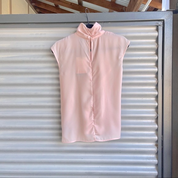 NWT Who What Wear Peach Blush High-Neck Blouse XS - Picture 3 of 8